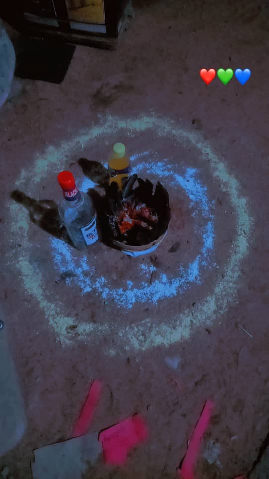 Instruments de géomancie africaine Fa - cauris, noix de cola et objets divinatoires